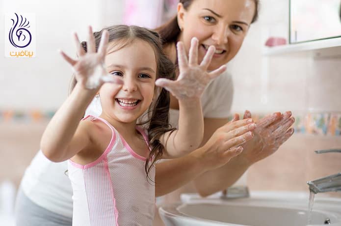 شستن دست کودکان قبل و بعد از غذا
